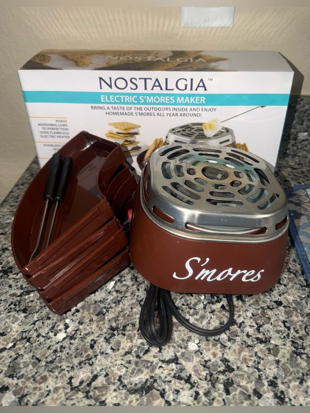 Electric S'mores Maker with Roasting Forks